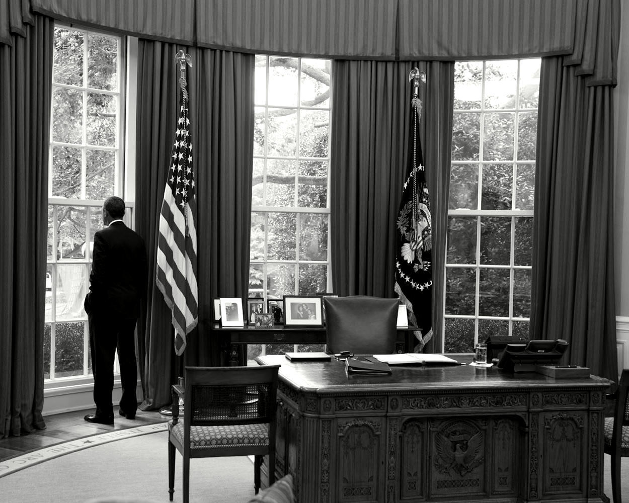 11X14 PHOTO - BARACK OBAMA LOOKS OUT WINDOW OF OVAL OFFICE (LG-088)