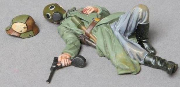 THOMAS GUNN WW1 GERMAN GW032B DEAD OFFICER WEARING GAS MASK MIB