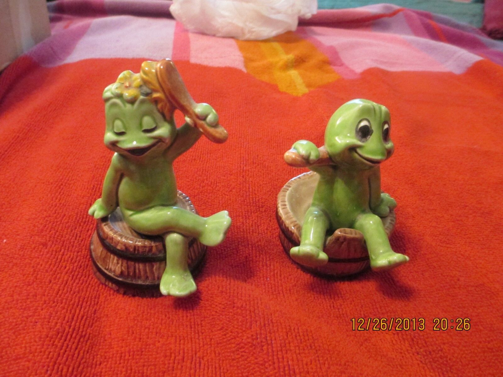 PAIR OF Lefton Frog with Brush In a Hot Tub?  BOY AND GIRL very cute #H370