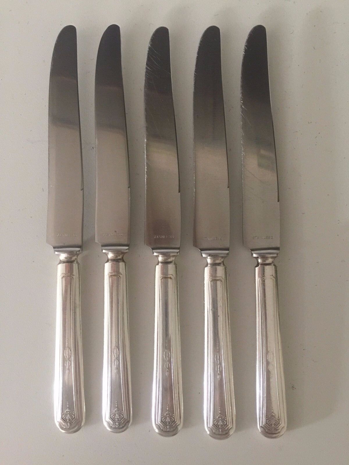 Vintage Set of 5 Oneida Community Made Tudor Plate Knives, 9 1/2\
