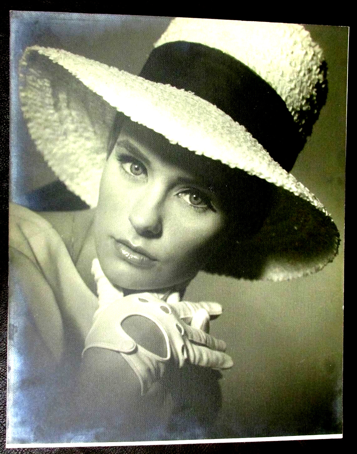 Vintage LARGE PHOTO BEAUTIFUL YOUNG WOMAN SEXY POSE PINUP MODEL Hat circa 1964