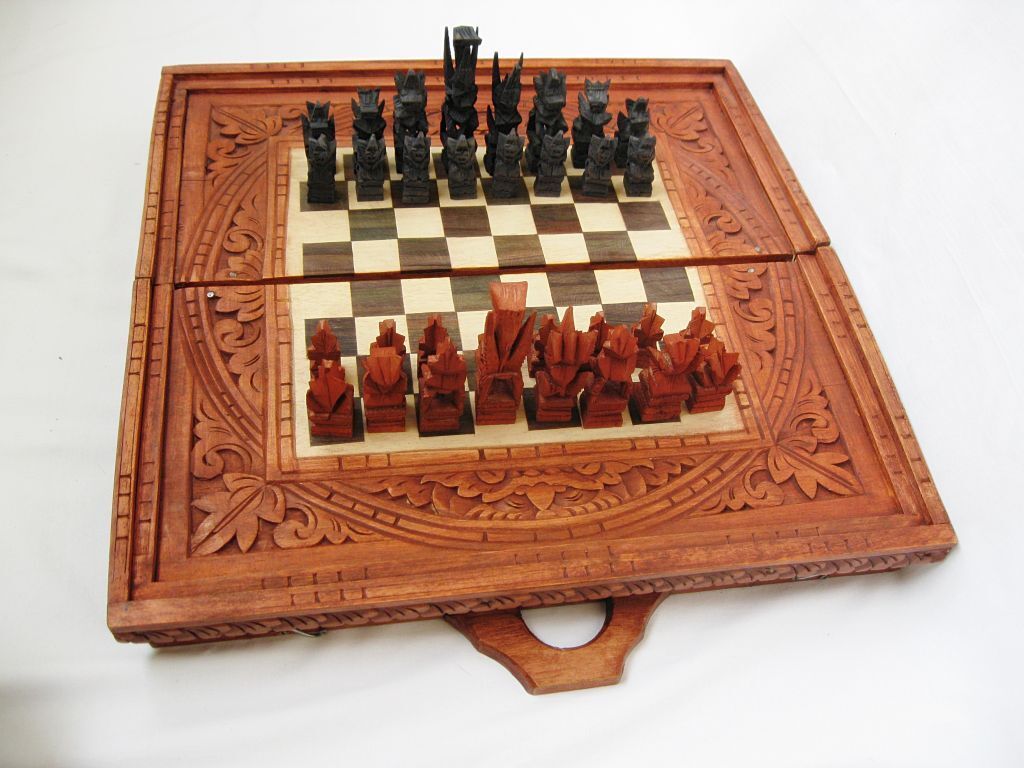 Vintage wooden chess Indonesian hand carved box and 32 tribal figures 60-70s 