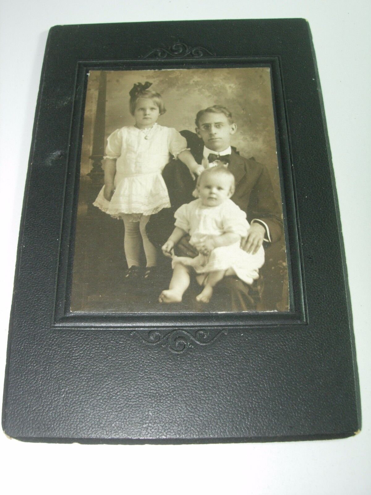 VINTAGE PHOTOGRAPH TUXEDO SUIT BOW TIE MAN & CHILDREN BABY 1900\'S GIRL BOY PHOTO