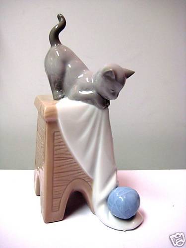 KITTEN PLAYTIME CAT WITH YARN BALL PORCELAIN FIGURINE NAO BY LLADRO  #1592