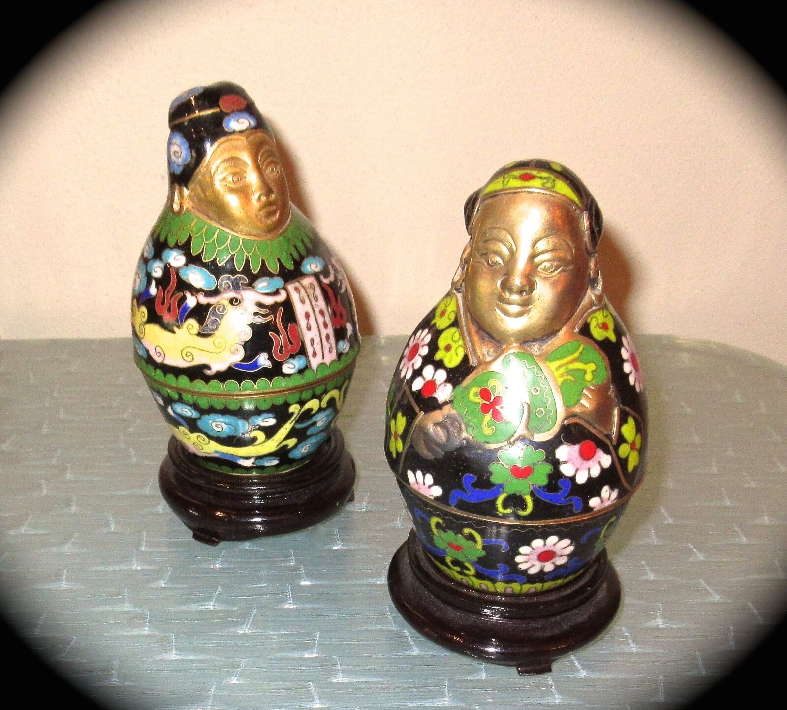 RARE PR OLD CHINESE CLOISONNE FIGURE BOXES on STANDS: “NOBEL COUPLE” Multi/BLACK