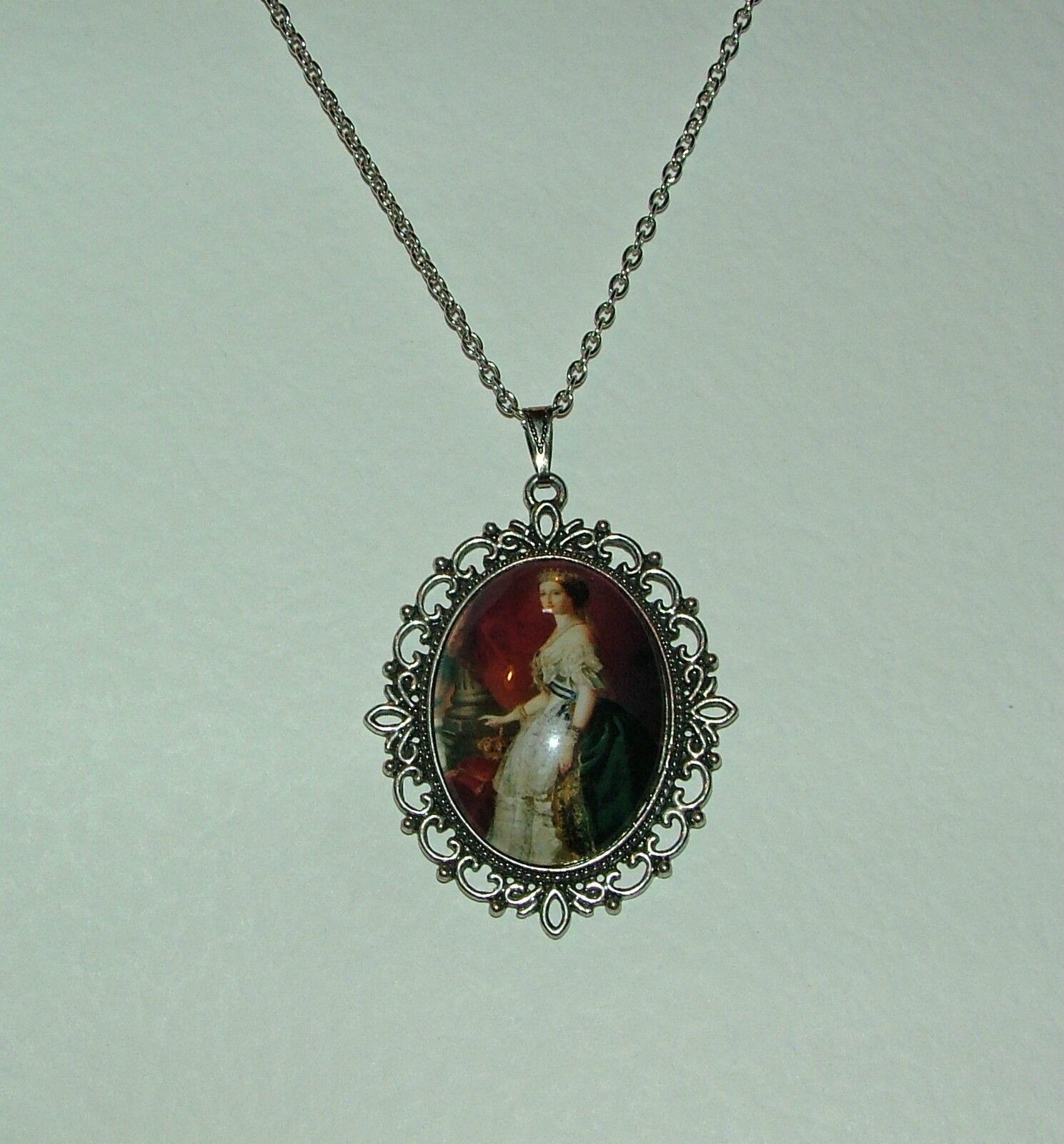 LARGE GLASS CAMEO YOUNG QUEEN VICTORIA VICTORIAN STYLE DK SILVER PLATED PENDANT