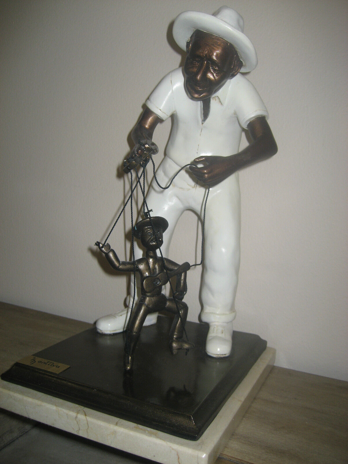 Puppeteer Statue with Mable Base- Montilva