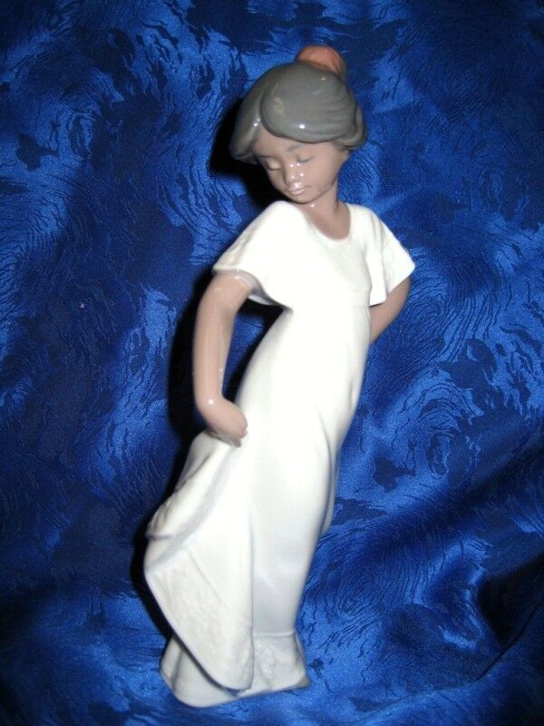 LITTLE SWEETHEART WOMAN GIRL AFRICAN AMERICAN PORCELAIN NAO BY LLADRO  #1374
