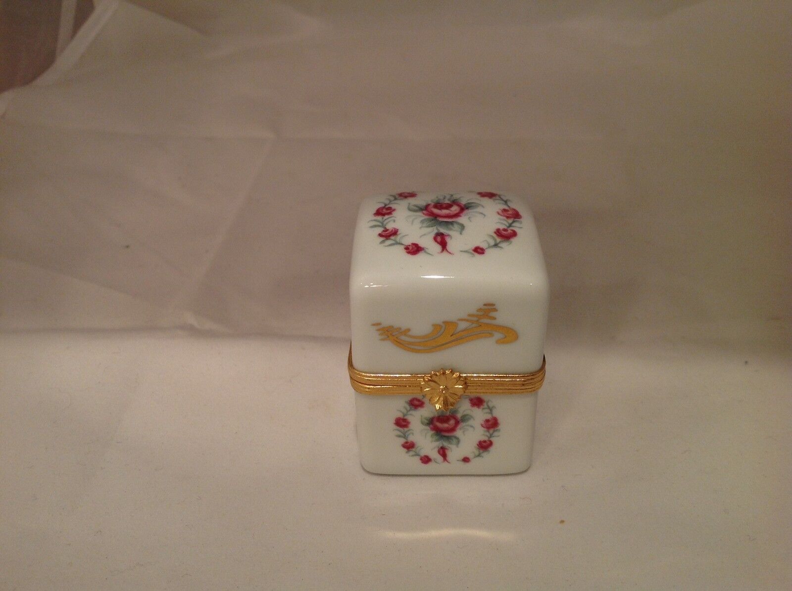 Trinket Box  Porcelain Limoges France Hinged REd/ Maroon Roses Artoria