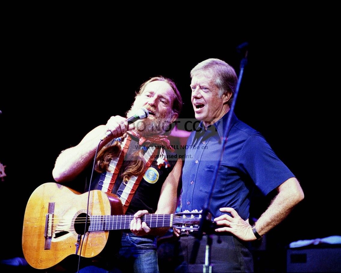PRESIDENT JIMMY CARTER ON STAGE WITH WILLIE NELSON IN 1980 - 8X10 PHOTO (DD-009)