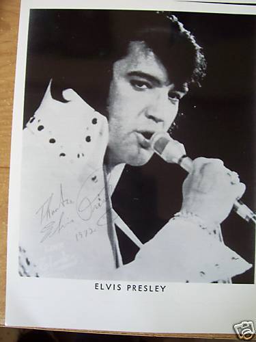 ELVIS PRESLEY  AUTOGRAPH SIGNED  PHOTO MINT FROM 1972  8\