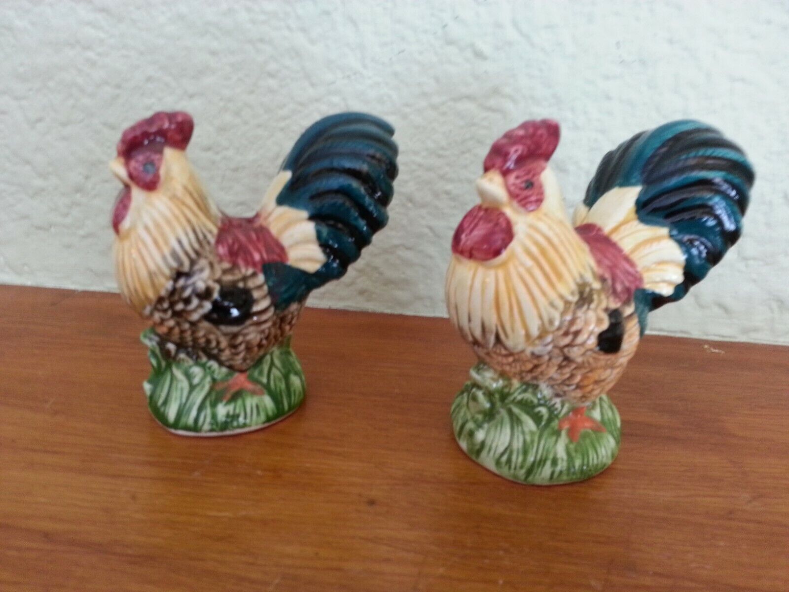 Vintage Salt and Pepper Shakers, Roosters, collectible, Made in China