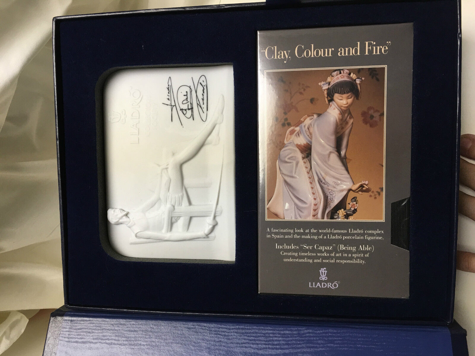LLADRO COLLECTORS SOCIETY SET BISQUE PORCELAIN PLAQUE & TAPE IN EXPRESSION CASE