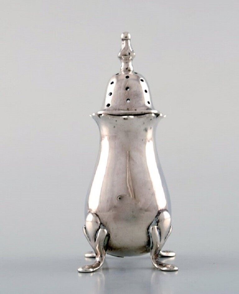 English pepper shaker in silver. Late 19th C. From large private collection