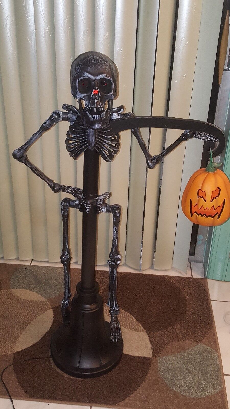 Gemmy 2006 Illuminated Halloween Lamp Post w/ Skeleton & Pumpkin ~ Pre-Owned