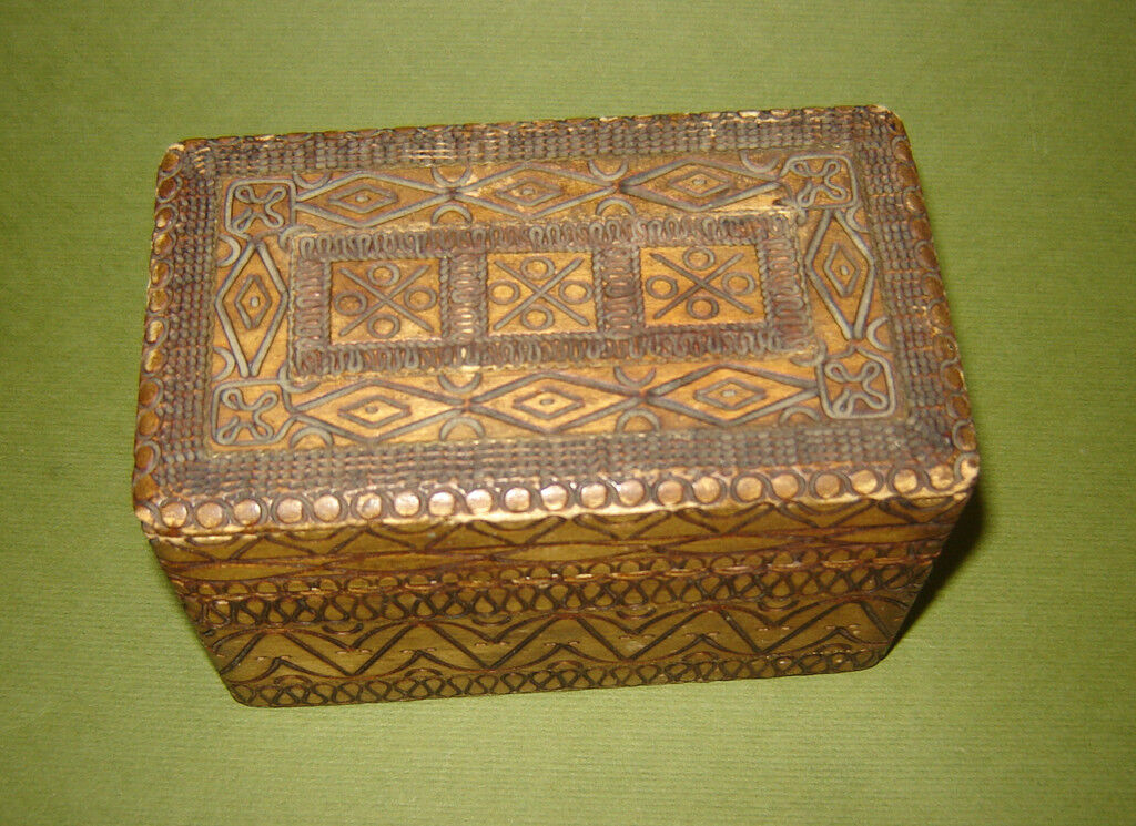 EARLY 19c ANTIQUE PRIMITIVE CARVED WOOD PLAYING CARDS BOX
