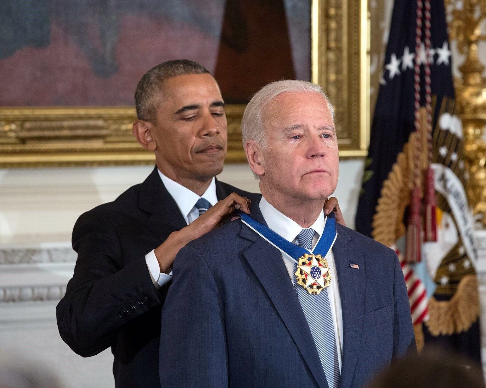 Barack Obama Presidental Medal of Freedom to Joe Biden 8 x 10 Photo Picture
