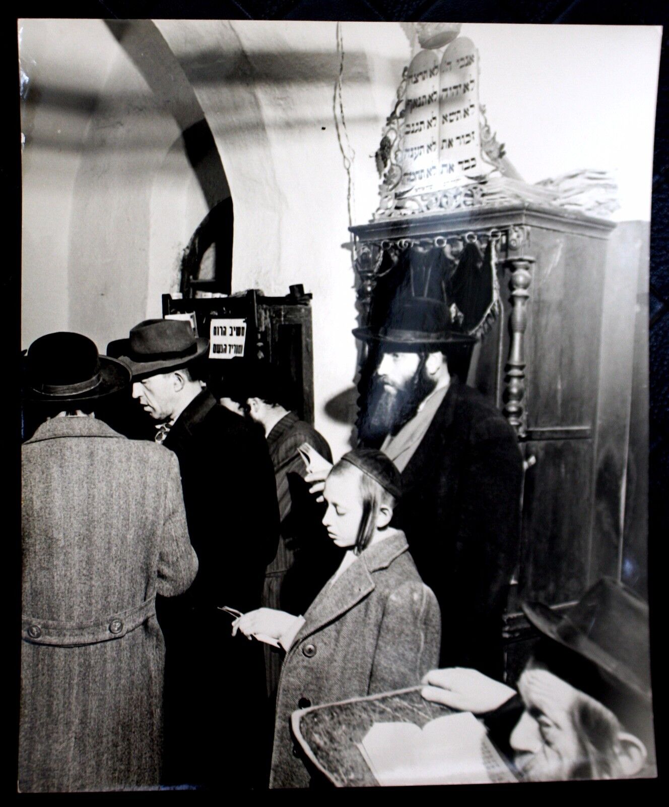 JUDAICA PALESTINE 1936 JUDAICA ANTIQUE BIG PHOTO OF A JEWISH IN SYNAGOGUE. 