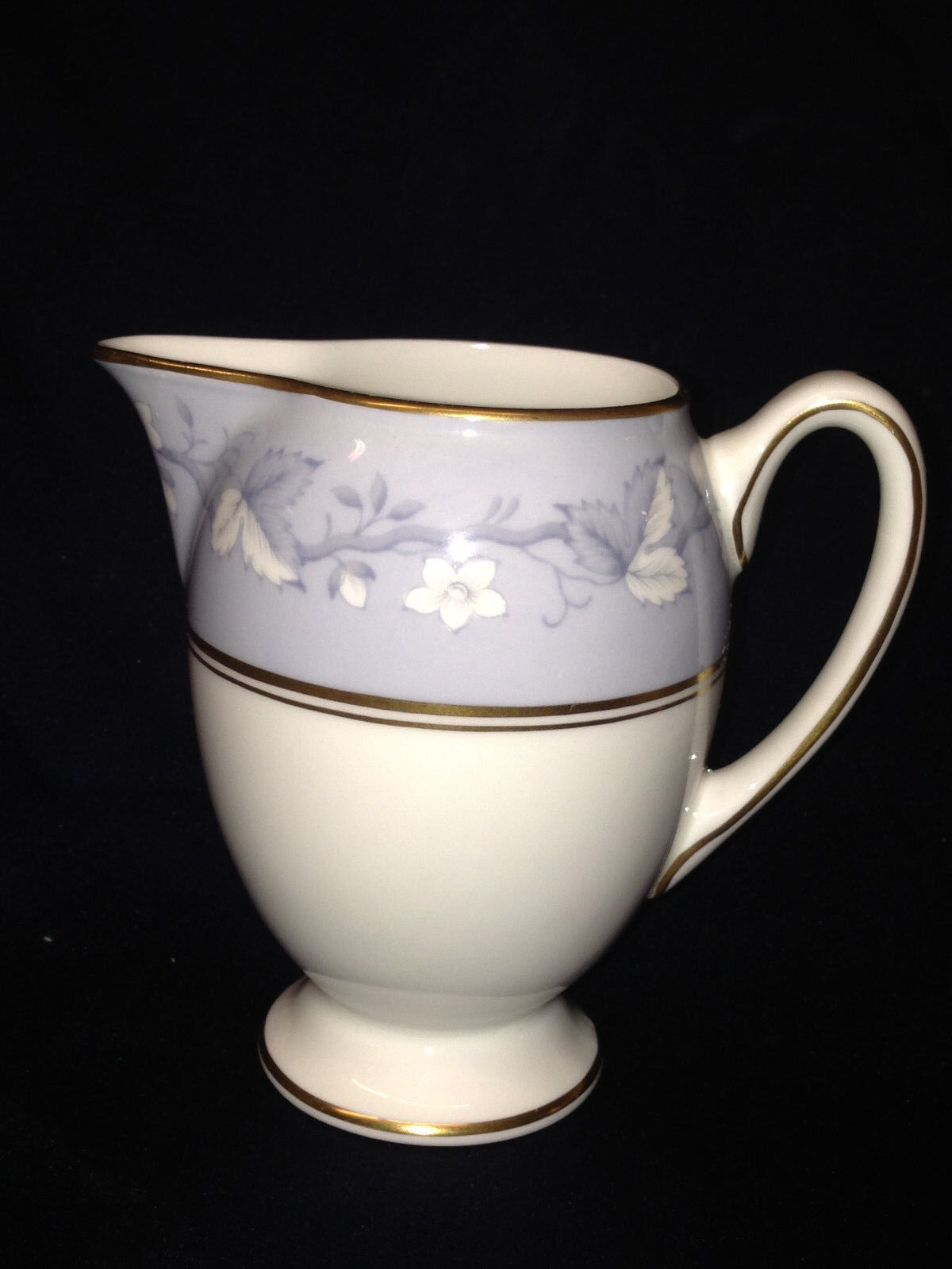 ROYAL DOULTON QUEENSBURY CREAMER 8 OZ BLUE & WHITE LEAVES ON BLUE BAND