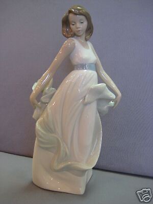 WALKING ON AIR - GIRL PORCELAIN FIGURINE NAO BY LLADRO  #1343