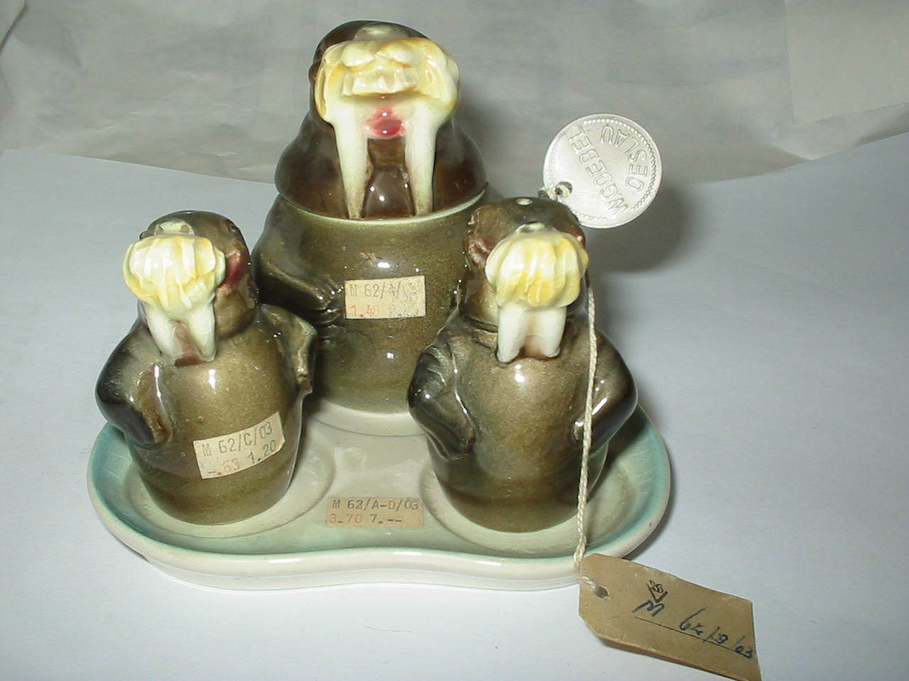 Salt and Pepper Shakers       Goebel           OLD  and UNKNOWEN     Full Bee