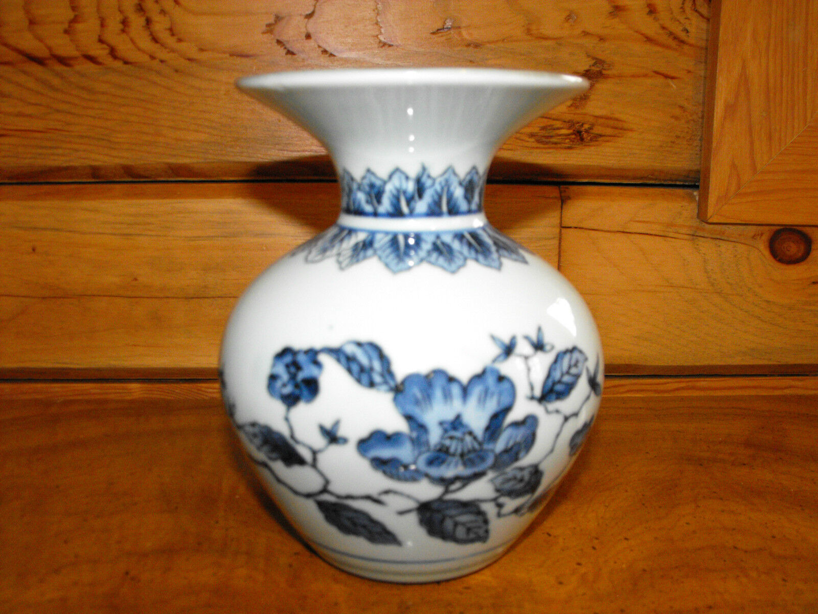 Japan Toyo Dover Blue Flower Vase Ginger Jar Shaped Vase Flower/Leaf Design