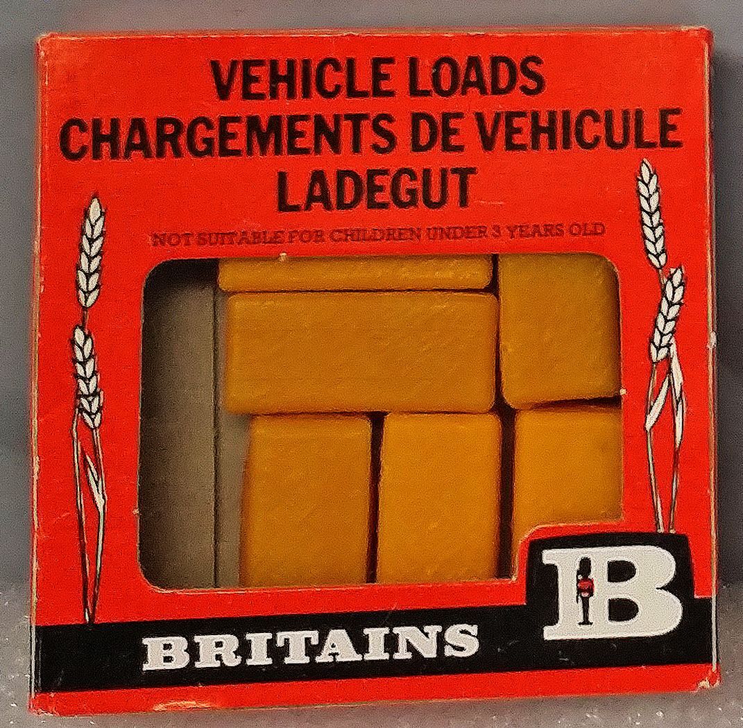 1:32 Britains Herald # 1742 - 6 Hay Bales - unpainted plastic - mint in box