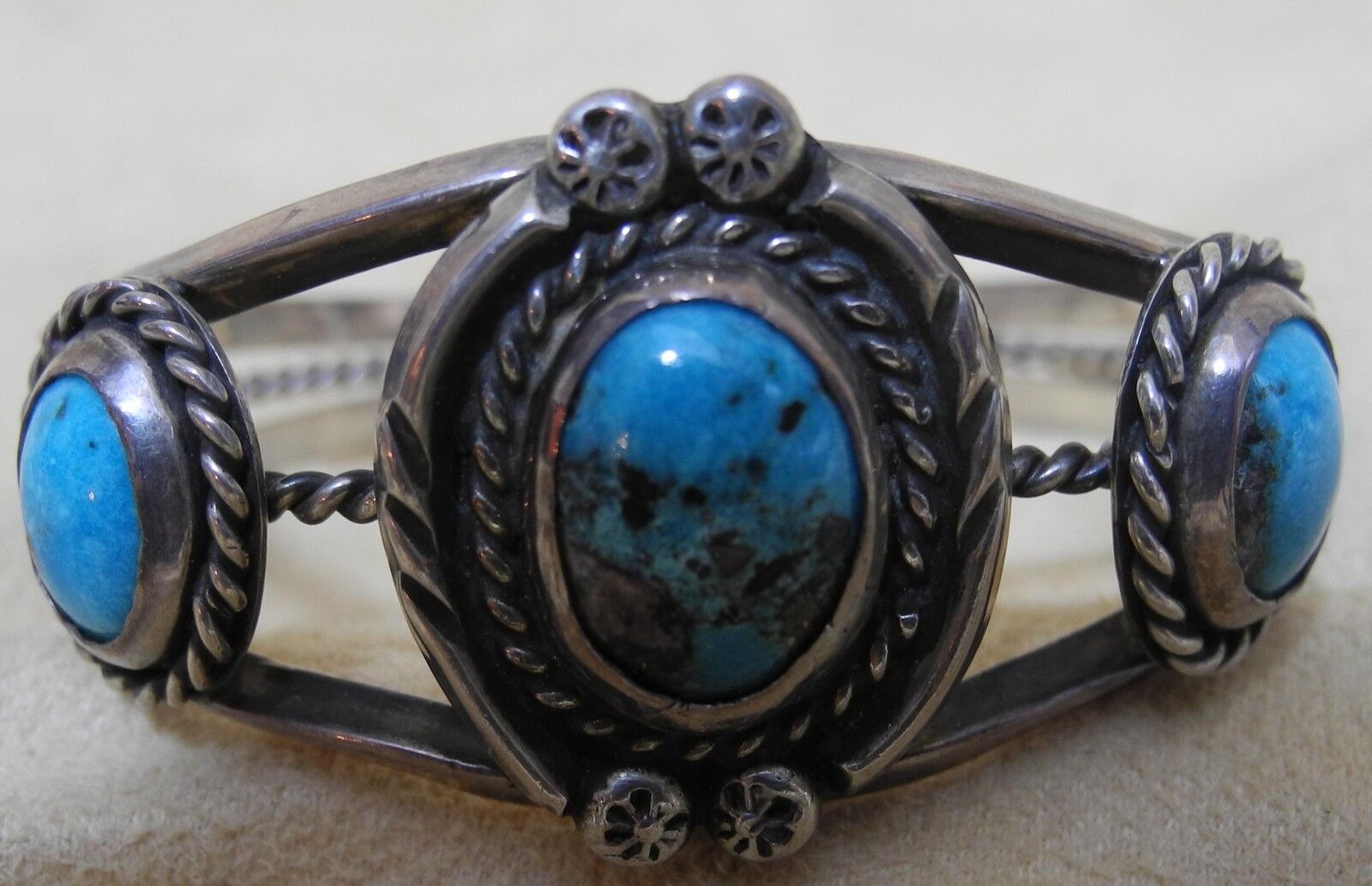 VINTAGE NATIVE AMERICAN SILVER & TURQUOISE  CUFF BRACELET
