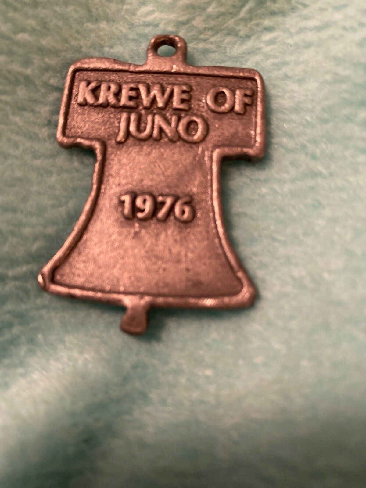 RARE FIND 1976 KREWE OF JUNO “Let Freedom Ring” MARDI GRAS FAVOR PENDANT EUC