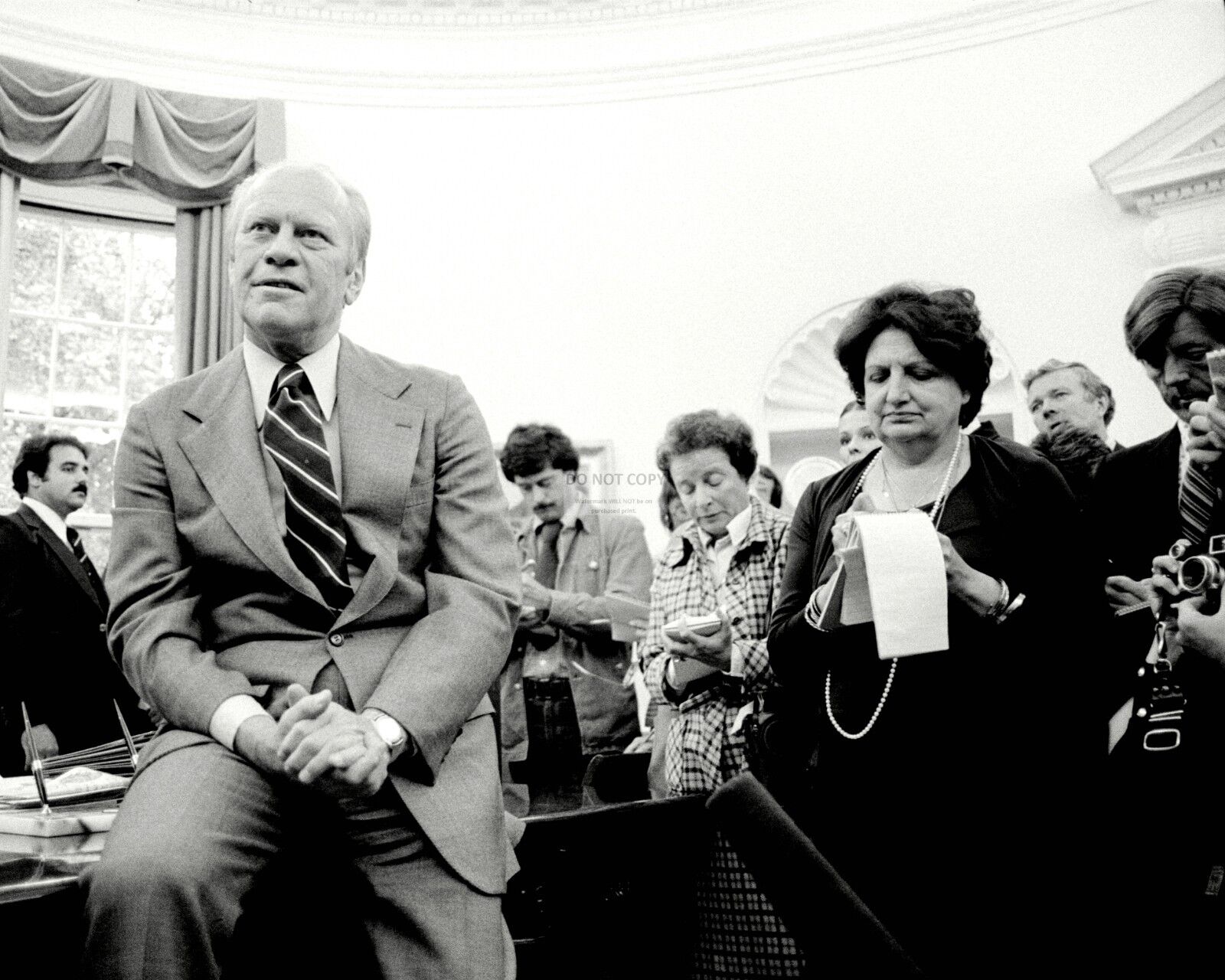 PRESIDENT GERALD R. FORD SPEAKS WITH HELEN THOMAS AND OTHERS 8X10 PHOTO (BB-145)