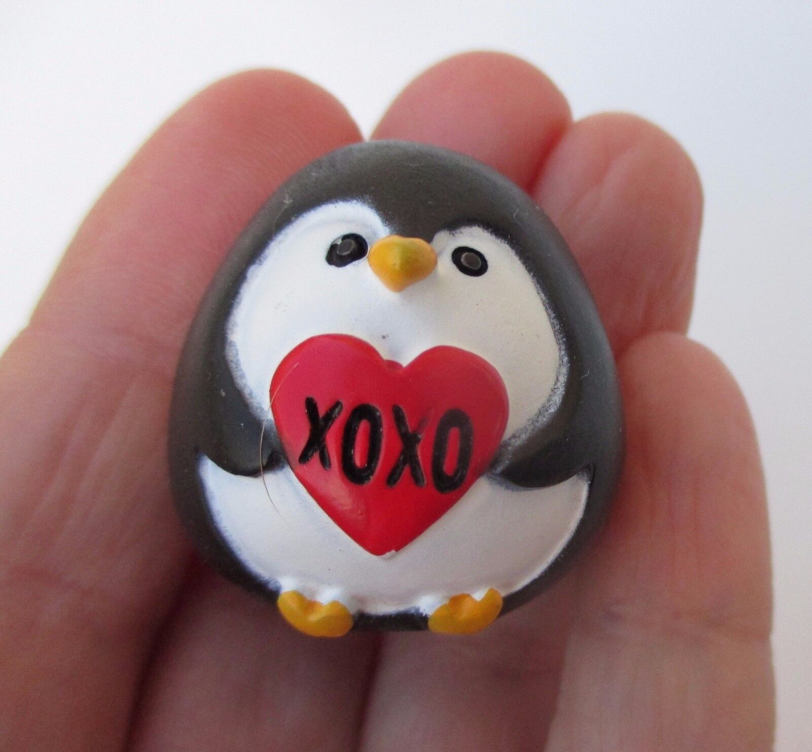dd xoxo hugs kisses A PENGUIN KIND OF LOVE Stone figurine Ganz Valentine\'s day