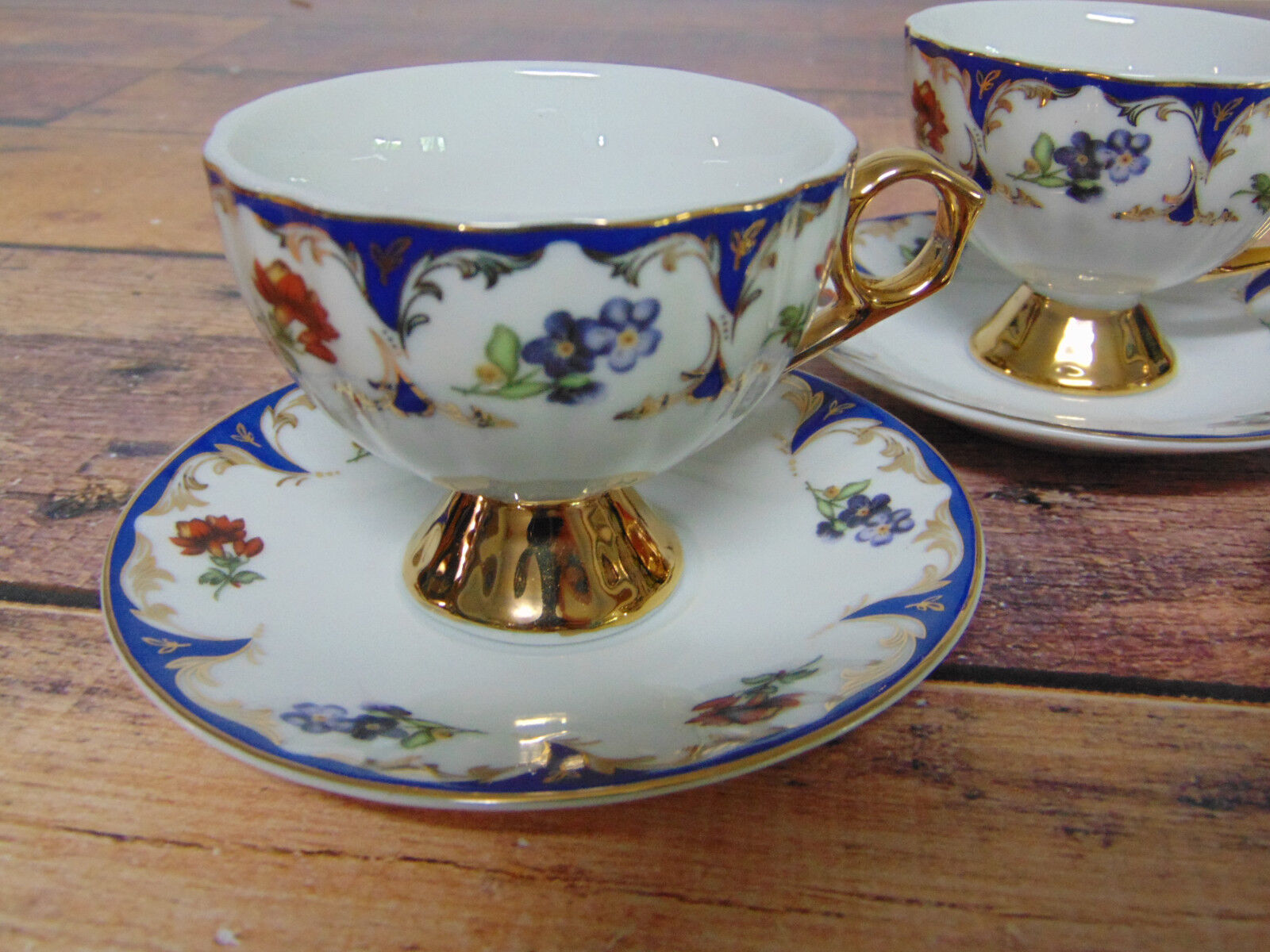 Vtg 8 Piece Gold Gilt TEA CUPS & SAUCERS Footed Demitasse Royal Blue Floral MINT
