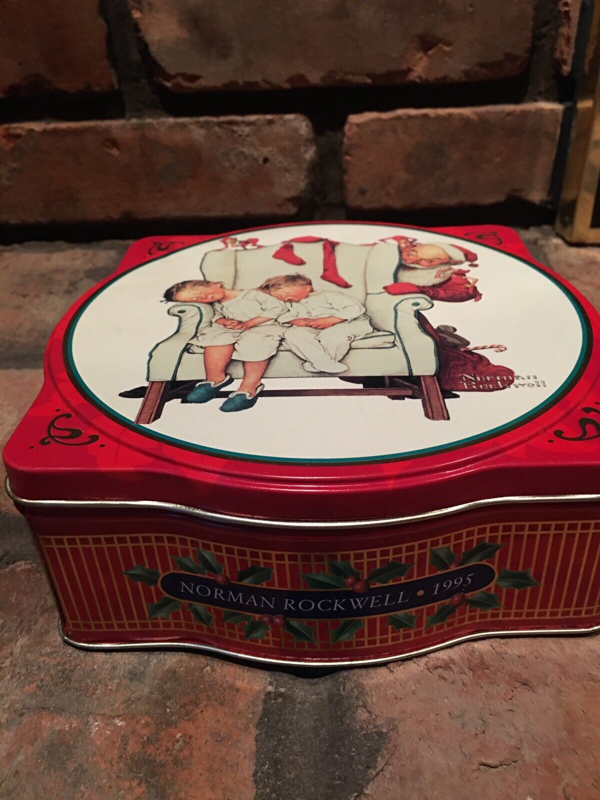 Vintage Snickers Limited Edition Norman Rockwell Santa Tin 1995