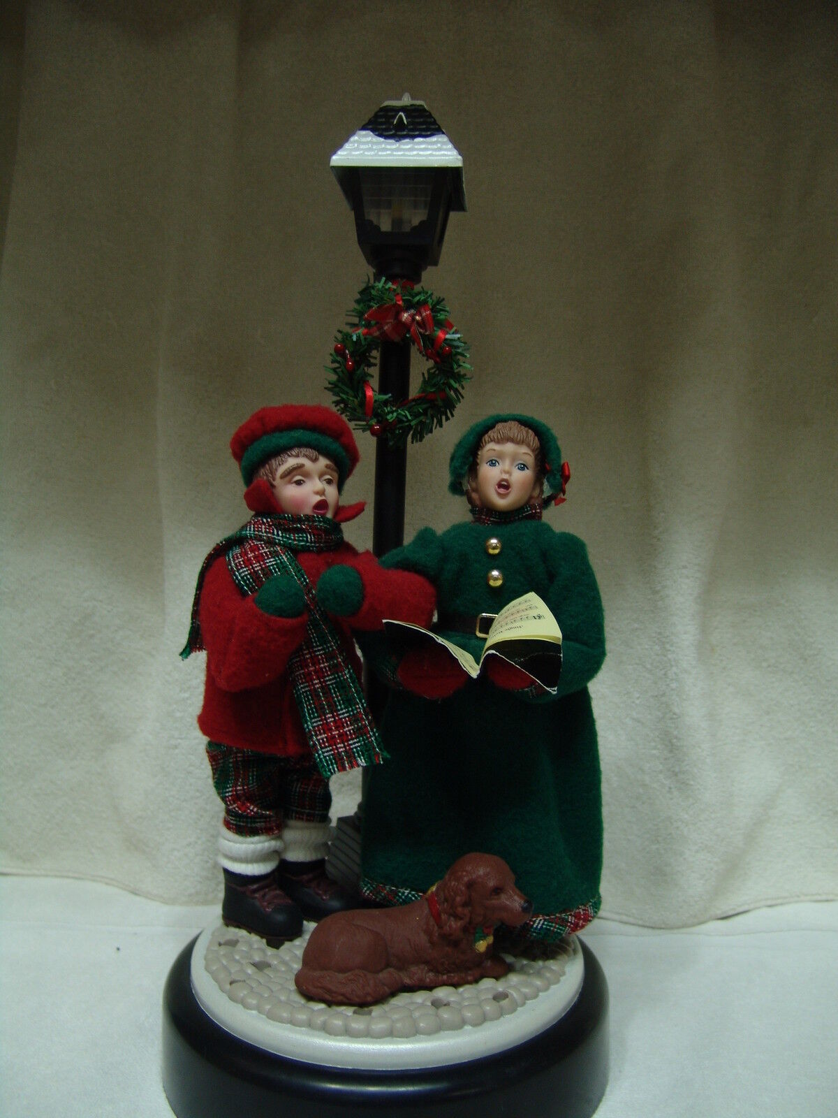 VINTAGE MUSICAL W/LIGHTED LAMP POST 2 CAROLERS & DOG HOLIDAY CREATIONS 1993