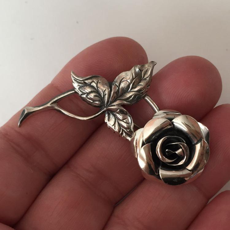 BEAU: Sterling silver antique finish very detailed ROSE shaped brooch... Lot 19F