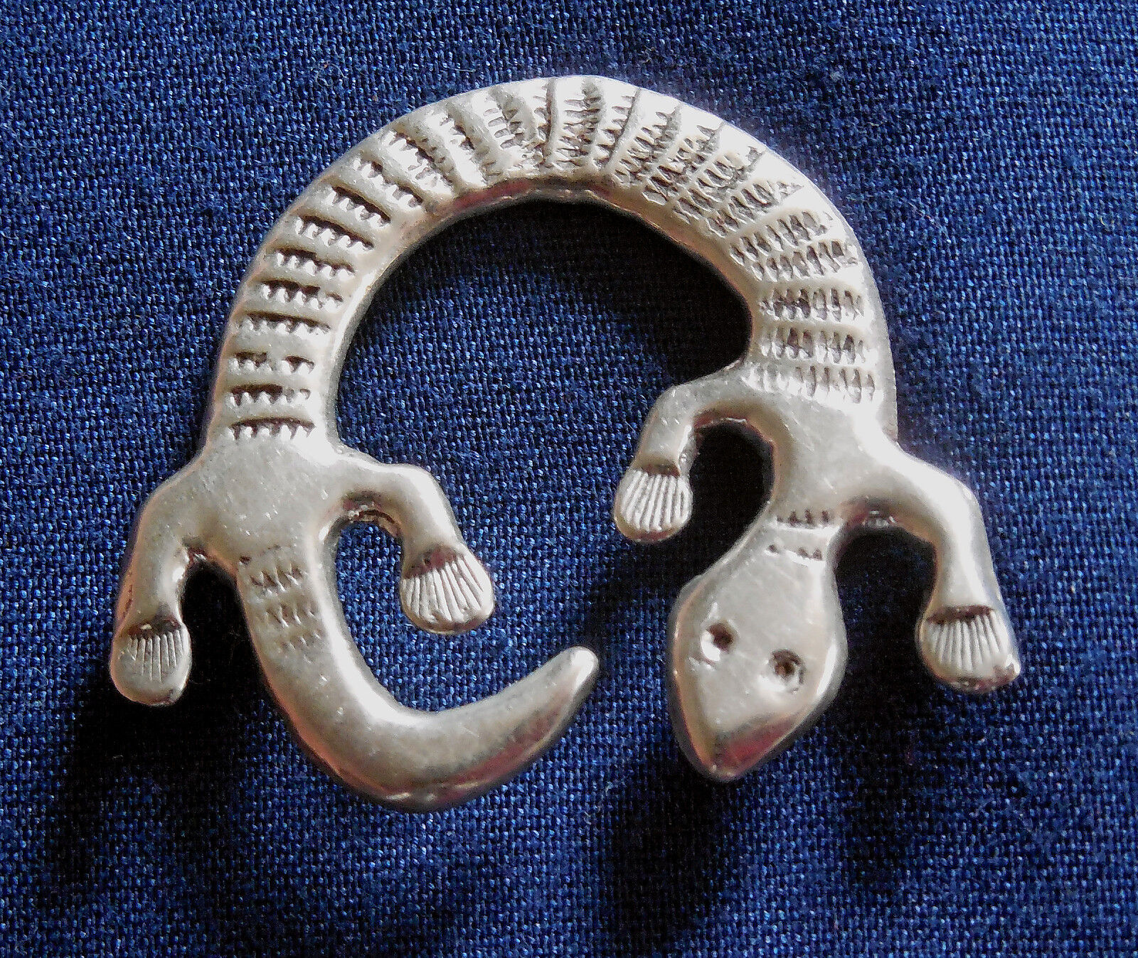 NATIVE AMERICAN Cast STERLING Silver Stamped Vintage RAINBOW LIZARD PIN