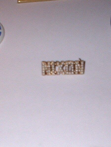 PRESIDENT RICHARD NIXON FAUX PEARL GOLD IN COLOR POLITICAL PIN LAPEL OR DRESS