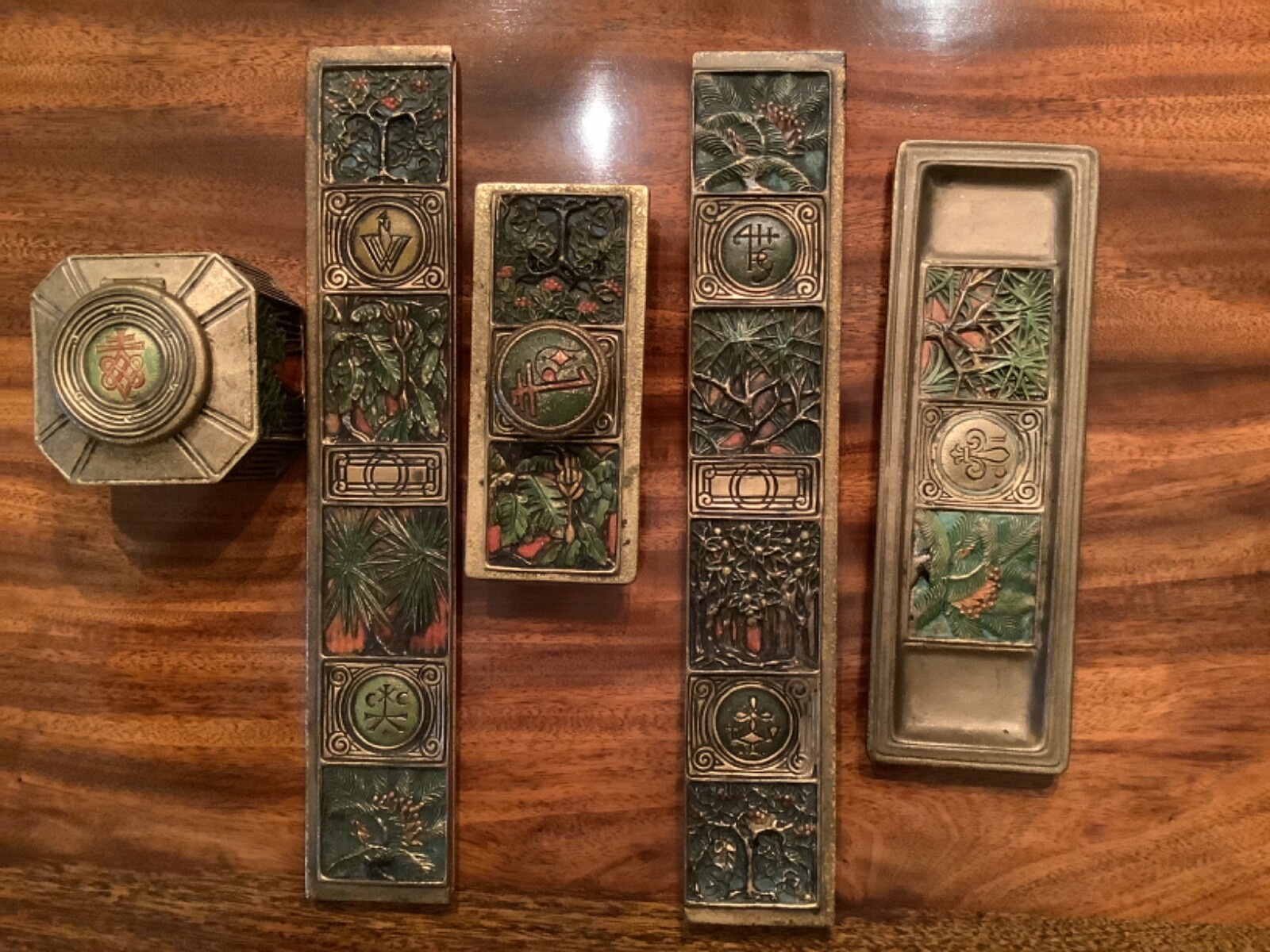 TIFFANY STUDIOS ANTIQUE BOOKMARK PATTERN DESK SET TIFFANY STUDIOS ANTIQUE BOOKMARK PATTERN DESK SET
