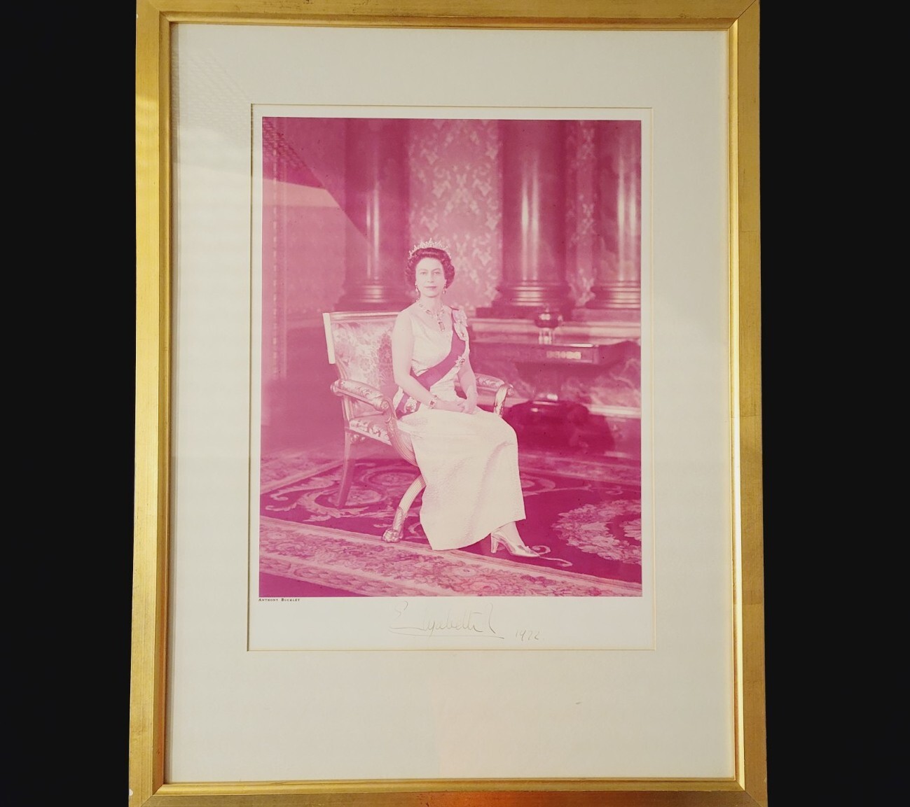1976 Queen Elizabeth II Signed Photo Royal Photograph Royalty Document Autograph 1976 Queen Elizabeth II Signed Photo Royal Photograph Royalty Document Autograph