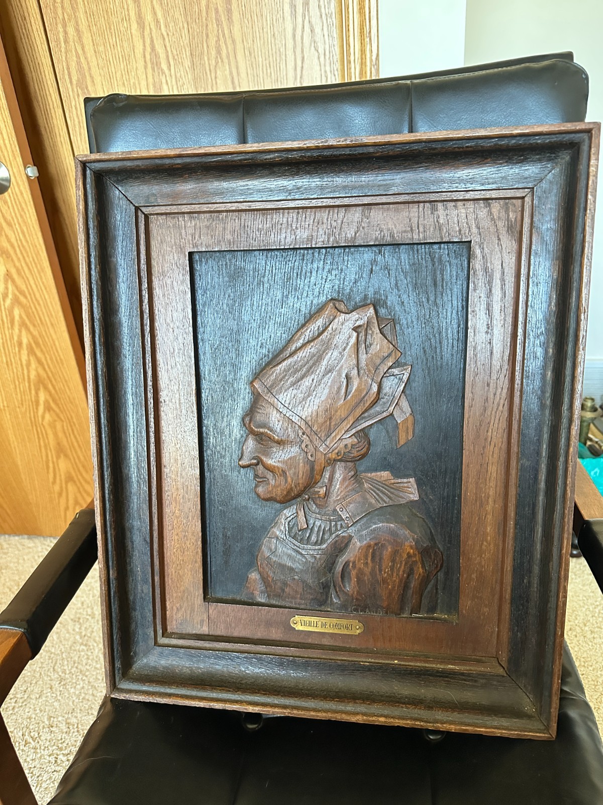 ANTIQUE FRENCH WOOD CARVING OF ELDERLY WOMAN 