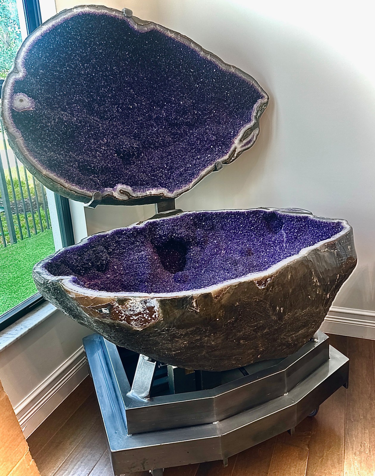 2000 LB Top Natural Uruguay Amethyst Geode Quartz Crystal Oyster Shell Egg 2000 LB Top Natural Uruguay Amethyst Geode Quartz Crystal Oyster Shell Egg