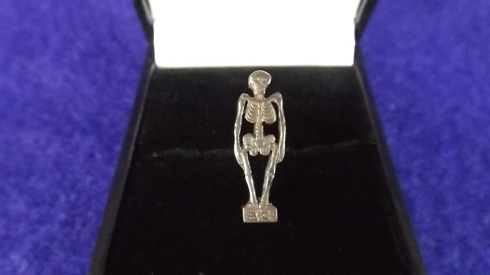 Vary Rare 1900's Yale University Skull & Bones ( Bones Club ) Members Pinback Vary Rare 1900's Yale University Skull & Bones ( Bones Club ) Members Pinback