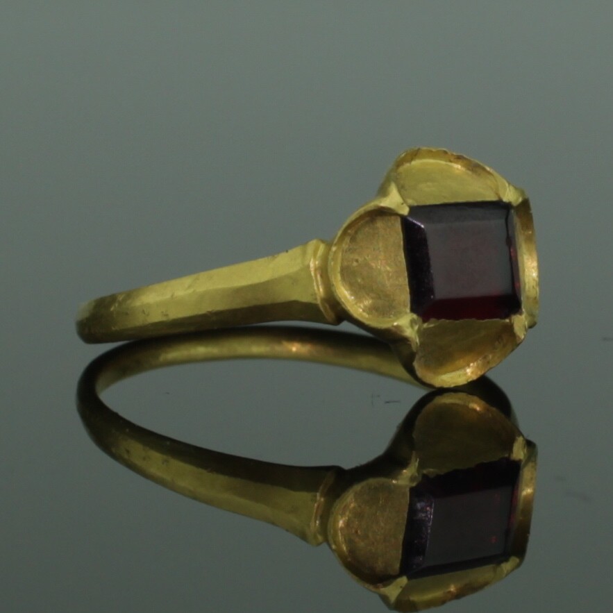 BEAUTIFUL MEDIEVAL GOLD & GARNET QUATREFOIL RING - CIRCA 14th-15th Century AD BEAUTIFUL MEDIEVAL GOLD & GARNET QUATREFOIL RING - CIRCA 14th-15th Century AD