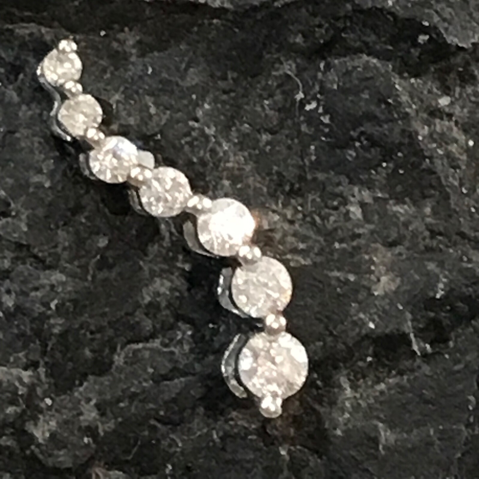 Solid 10K White Gold Diamonds Pendant Journey .28CTTW Helzberg 16mm 0.61gr Solid 10K White Gold Diamonds Pendant Journey .28CTTW Helzberg 16mm 0.61gr