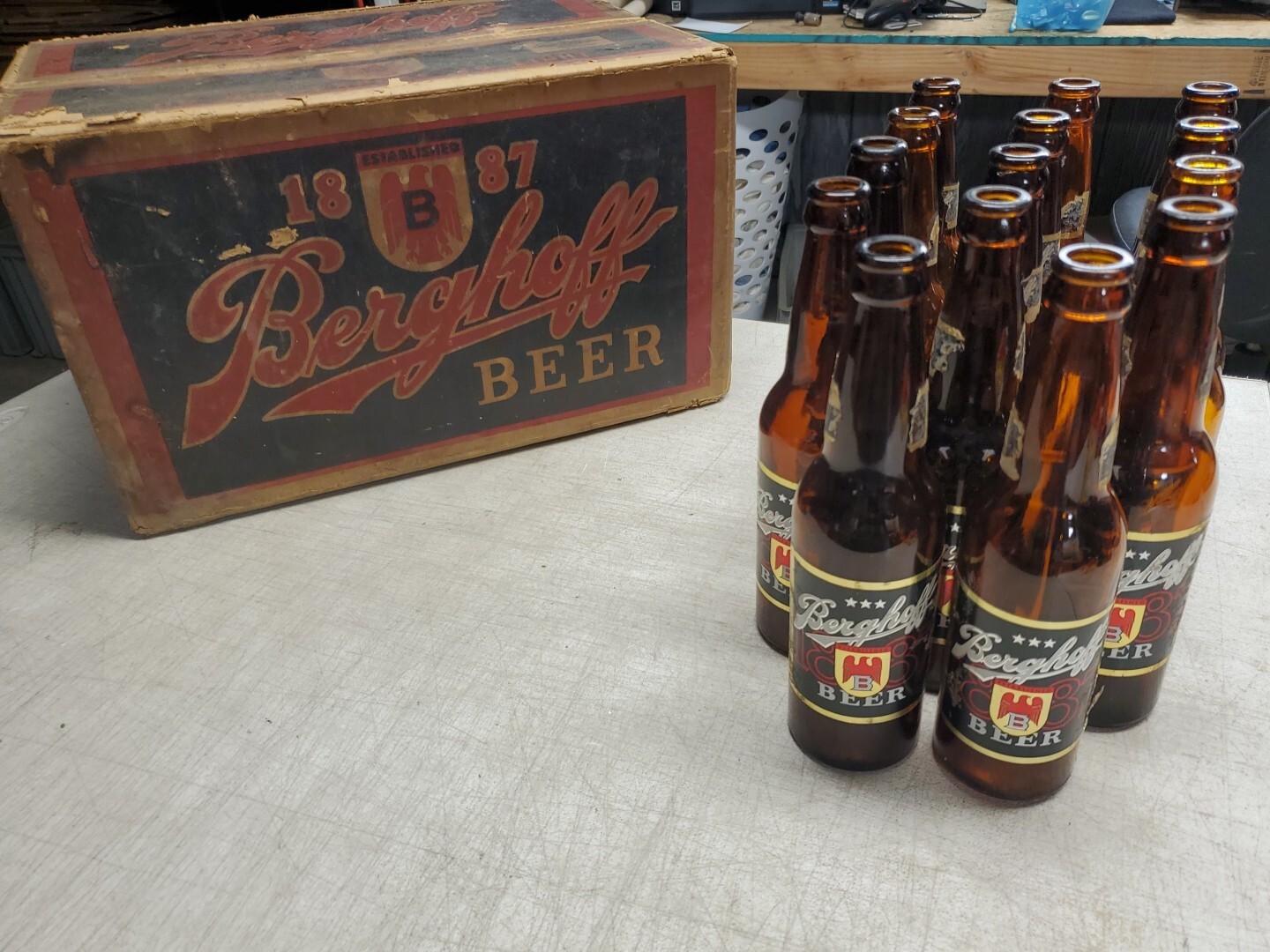 VTG 1950s Berghoff Beer Wax Cardboard Box Case W/ 16 Bottles Ft Wayne Indiana VTG 1950s Berghoff Beer Wax Cardboard Box Case W/ 16 Bottles Ft Wayne Indiana