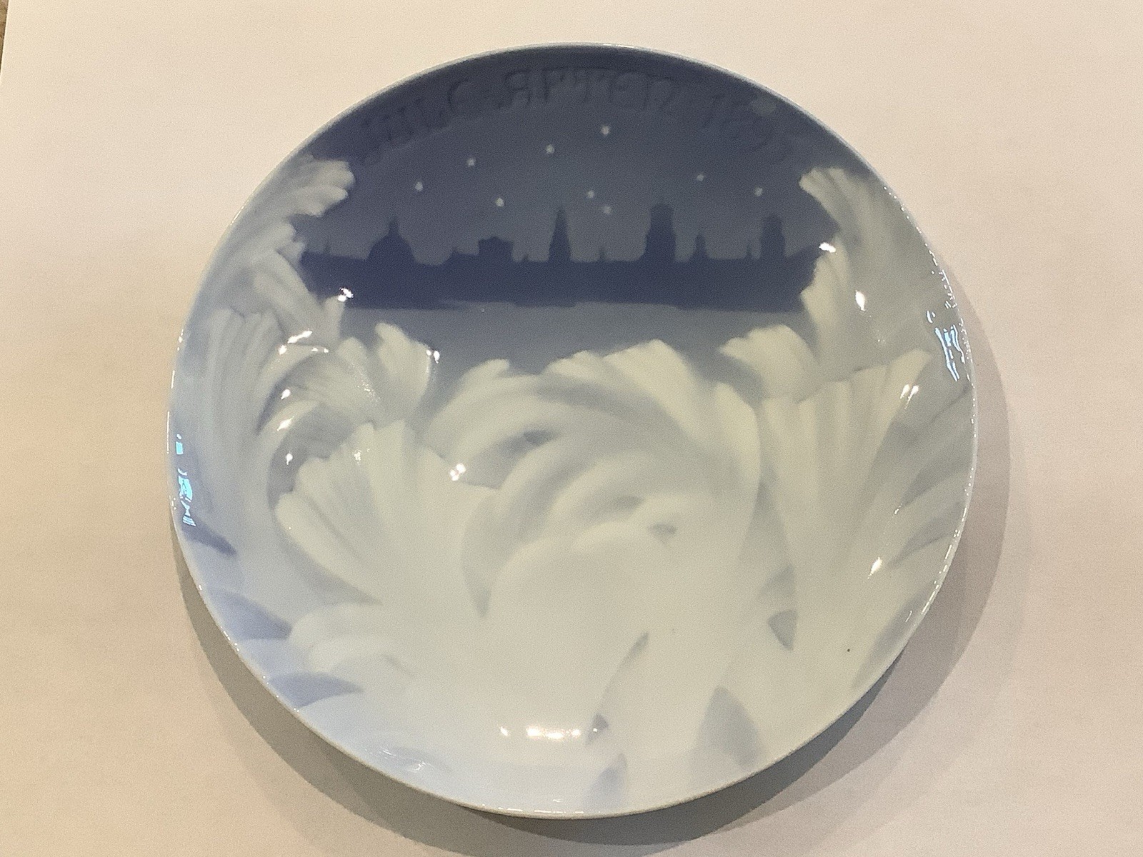 BING & GRONDAHL 1895 Christmas Plate Behind the Frozen Window B&G - Scarce BING & GRONDAHL 1895 Christmas Plate Behind the Frozen Window B&G - Scarce