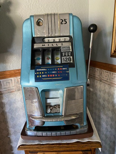 1944 Mills 25 Cent slot gambling machine Great Condition Book And Table Included
