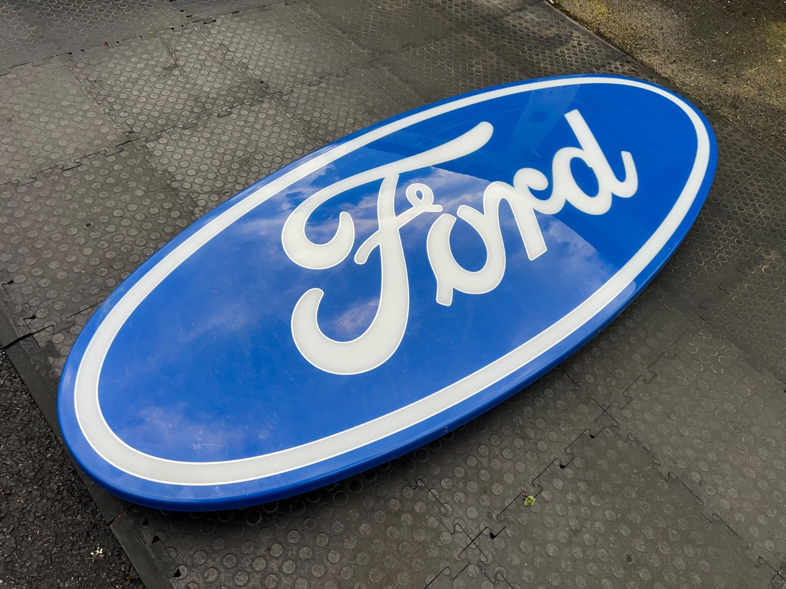 RARE 2000’s 7ft FORD DEALER SIGN SHOWROOM GARAGE ILLUMINATED SIGN COSWORTH RS RARE 2000’s 7ft FORD DEALER SIGN SHOWROOM GARAGE ILLUMINATED SIGN COSWORTH RS