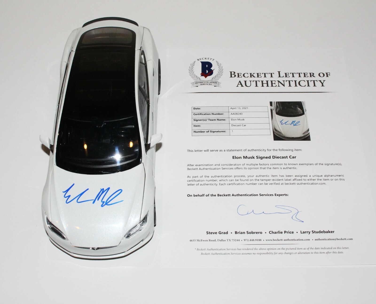 TESLA SPACEX FOUNDER ELON MUSK SIGNED DIECAST 1:18 SCALE MODEL S CAR BECKETT COA TESLA SPACEX FOUNDER ELON MUSK SIGNED DIECAST 1:18 SCALE MODEL S CAR BECKETT COA