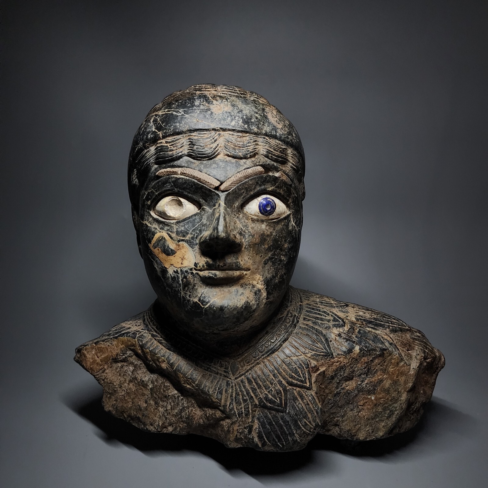 MUSEUM TYPE A LARGE SUMERIAN BLACK STONE BUST FROM AN LARGE STATUE, VERY RARE MUSEUM TYPE A LARGE SUMERIAN BLACK STONE BUST FROM AN LARGE STATUE, VERY RARE